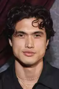 Photo de Charles Melton